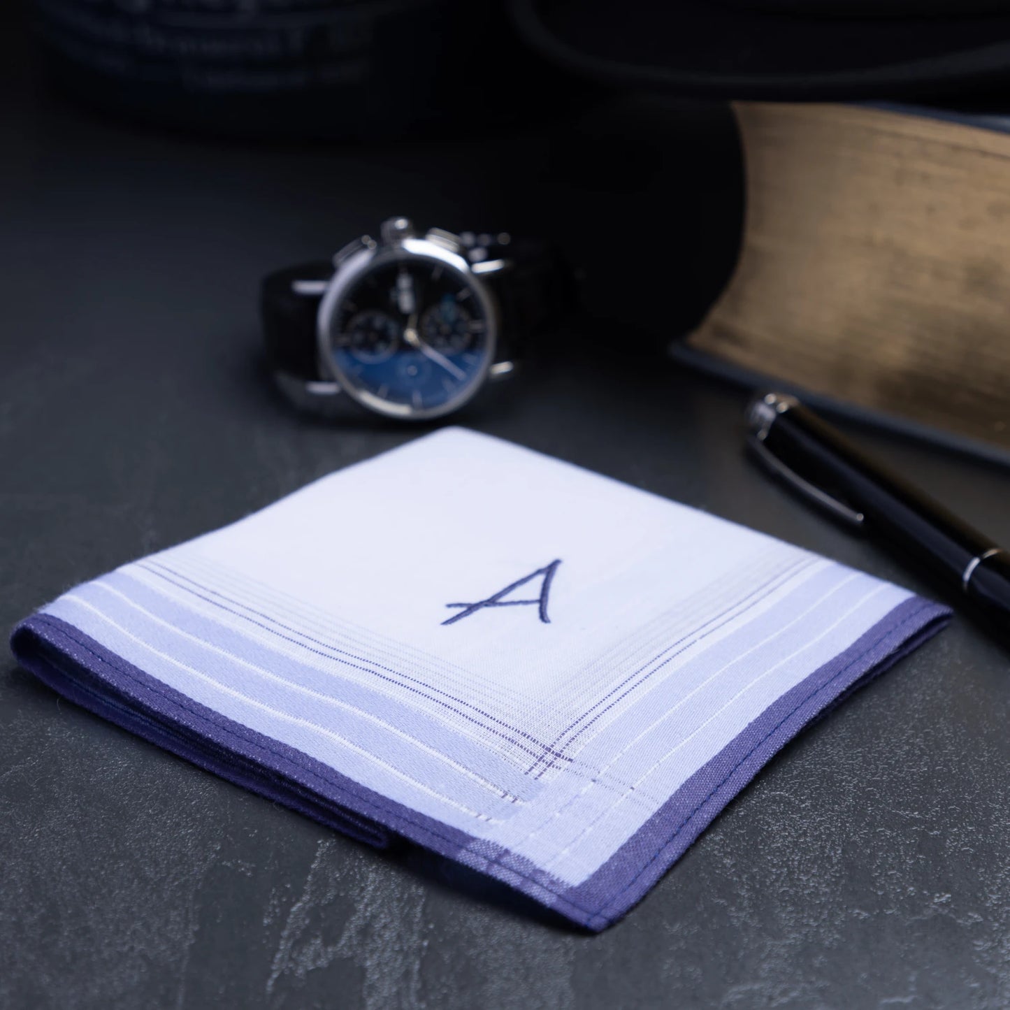3 Stck Herren Stofftaschentücher mit Monogramm bestickt - mit farbigem Rand und Satinstreifen 100% Baumwolle